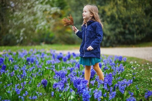 Adorable Niña Preescolar Disfrutando Buen Día Primavera Parque Durante Temporada — Foto de Stock