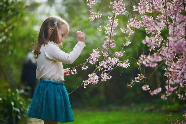 Menina Pré Escolar Adorável Desfrutando Bom Dia Primavera Parque Durante — Fotografia de Stock