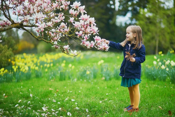 Rozkošná Školačka Užívá Krásného Jarního Dne Parku Během Kvetoucí Magnólie — Stock fotografie