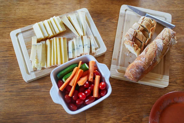 木桌上有各种奶酪 蔬菜和新鲜的白面包 — 图库照片