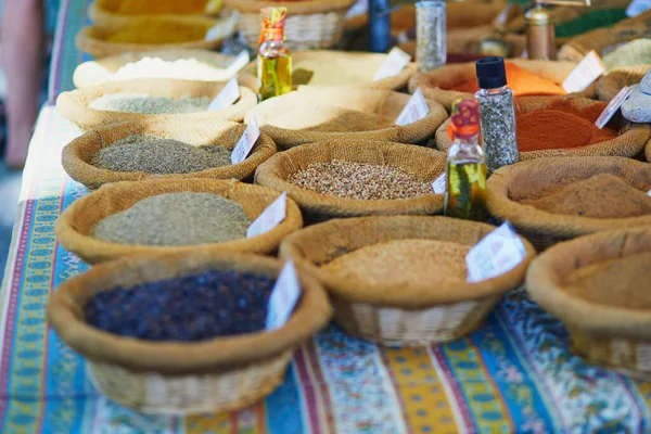 法国普罗旺斯Cucuron农民市场上的不同种类的香料和干草 — 图库照片