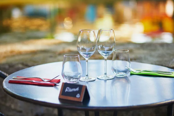 フランスの屋外カフェのテーブルの上のワイングラス — ストック写真