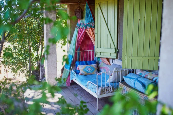 Säng Med Många Kuddar Träkudde Lantligt Hus Södra Frankrike — Stockfoto