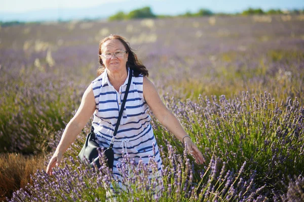 フランス プロヴァンスのラベンダー畑のシニア女性 — ストック写真