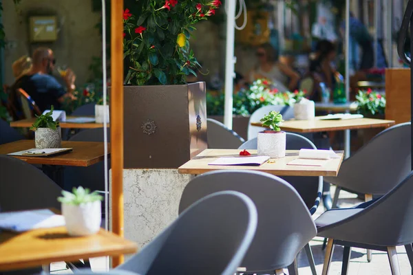 Hagyományos Párizsi Szabadtéri Kávézó Asztala Üres Étterem Várja Ügyfeleket Párizsban — Stock Fotó