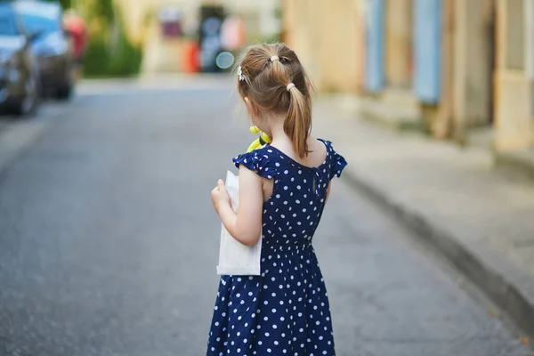 stock image Adorable preschooler girl walking on a street of Medieval village of Lourmarin in Provence, Southern France