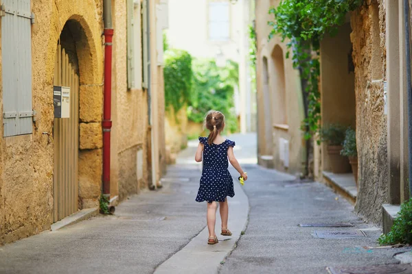 Αξιολάτρευτο Κορίτσι Προσχολικής Ηλικίας Που Περπατά Ένα Δρόμο Του Μεσαιωνικού — Φωτογραφία Αρχείου