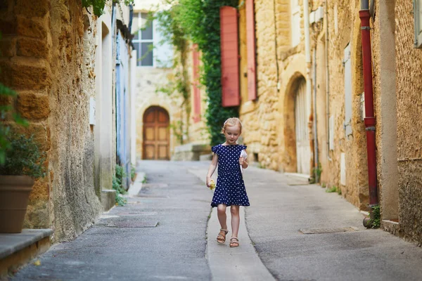 Güney Fransa Nın Provence Kentindeki Lourmarin Ortaçağ Köyünde Yürüyen Sevimli — Stok fotoğraf