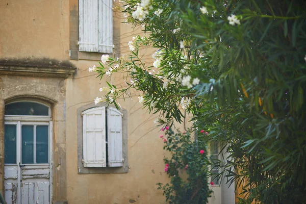 Старый Французский Дом Деревянными Ставнями Lourmarin Provence France — стоковое фото