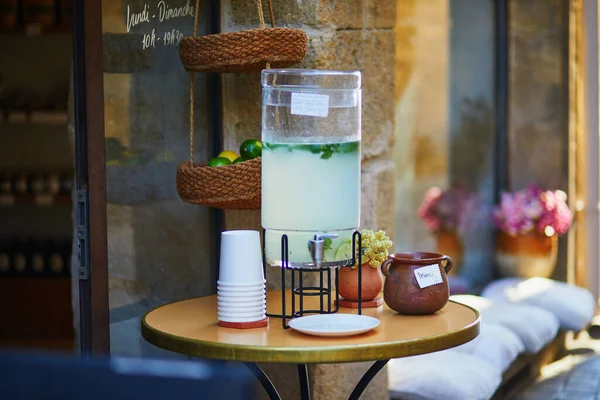 Bebida Refrescante Con Limones Hojas Menta Una Mesa Café Aire —  Fotos de Stock