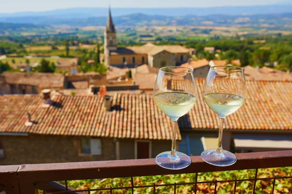 Two Glasses White Wine View Beautiful Old Roofs Bonnieux Village — Stockfoto