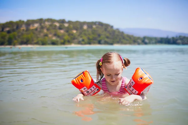 Glückliches Kleines Mädchen Das Mit Wasserflügeln See Etang Bonde Frankreich — Stockfoto