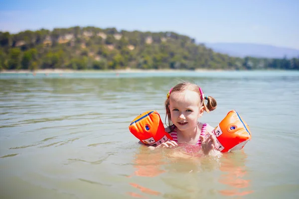 Niña Feliz Nadando Con Alas Agua Lago Llamado Etang Bonde —  Fotos de Stock