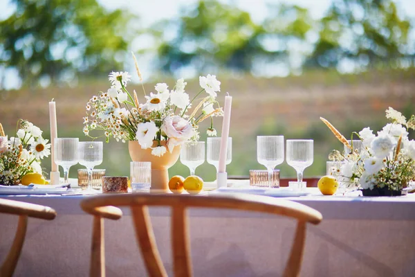 户外喜庆活动 宴会或婚宴的漂亮餐桌 桌上摆满了蜡烛和鲜花 — 图库照片