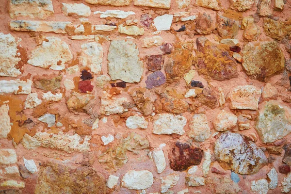 南フランスのルシヨンにある建物の赤レンガの壁 ルシヨンは 村の周りの粘土で発見された大規模な鉱石鉱床で知られています — ストック写真