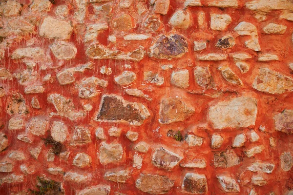 南フランスのルシヨンにある建物の赤レンガの壁 ルシヨンは 村の周りの粘土で発見された大規模な鉱石鉱床で知られています — ストック写真