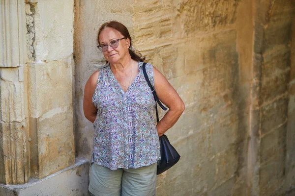 中年妇女观光旅游的肖像 在法国普罗旺斯Bonnieux村的一条街上 一位快乐的老年妇女 欧洲城市的成熟女性旅行者 — 图库照片