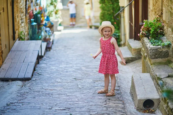 Menina Pré Escolar Adorável Andando Uma Rua Aldeia Medieval Gordes — Fotografia de Stock