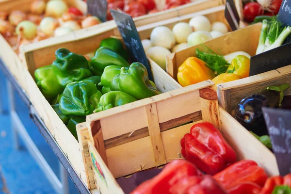 Νωπά Ώριμα Βιολογικά Λαχανικά Στην Αγορά Γεωργικών Προϊόντων Στο Cucuron — Φωτογραφία Αρχείου