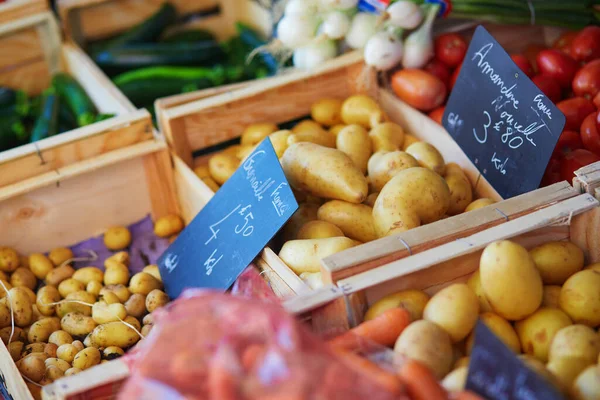 フランス プロヴァンス州クーロンの農家市場で新鮮な有機野菜 — ストック写真