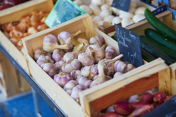 Large Heap Fresh Ripe Organic Garlic Farmer Market Cucuron Provence — Stock Photo, Image