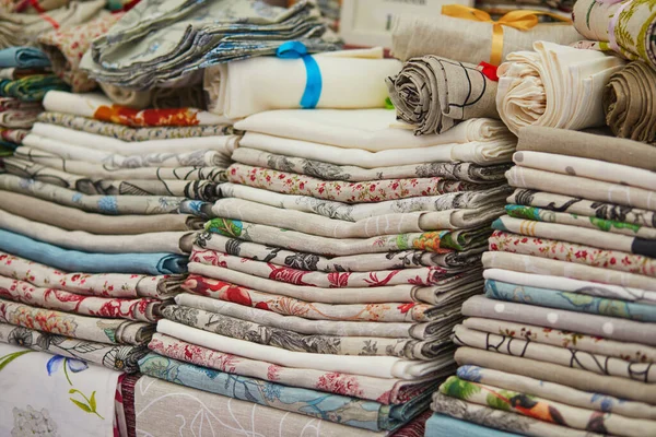 法国南部普罗旺斯Cucuron街头市场的成堆的织物 — 图库照片