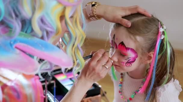 Gyerekek Arcfestése Művészfestés Kis Óvodás Lány Mint Unikornis Egy Születésnapi — Stock videók