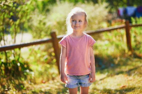 Ευτυχισμένο Χαρούμενο Κορίτσι Προσχολικής Ηλικίας Που Περπατάει Στο Πάρκο Υπαίθριες — Φωτογραφία Αρχείου