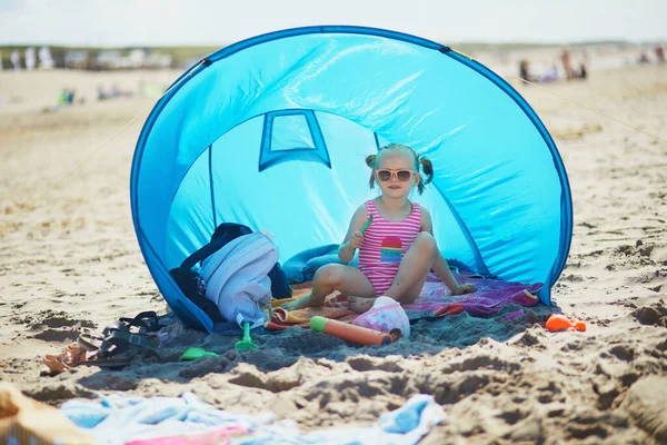 Preschooler Girl Playing Sand Beach Atlantic Coast Normandy France Outdoor —  Fotos de Stock