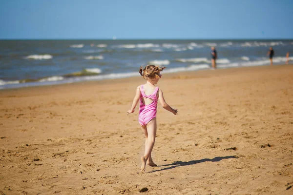 Menina Pré Escolar Divertindo Praia Areia Costa Mar Noordwijk Países — Fotografia de Stock