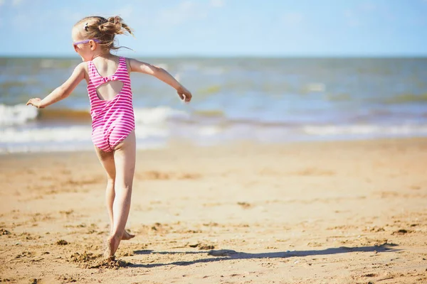 Menina Pré Escolar Divertindo Praia Areia Costa Mar Noordwijk Países — Fotografia de Stock