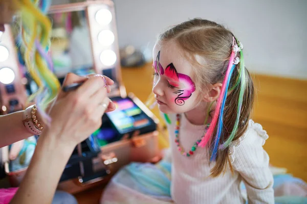Kinderschminken Künstler Bemalt Kleines Vorschulmädchen Wie Einhorn Auf Einer Geburtstagsfeier — Stockfoto