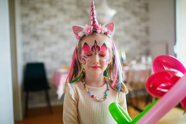 Barn Står Inför Målning Liten Förskoleflicka Enhörningsdräkt Med Ansiktsfärg Födelsedagsfest — Stockfoto