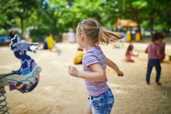 Urocza Dziewczynka Placu Zabaw Słoneczny Dzień Przedszkolak Bawiący Się Dworze — Zdjęcie stockowe
