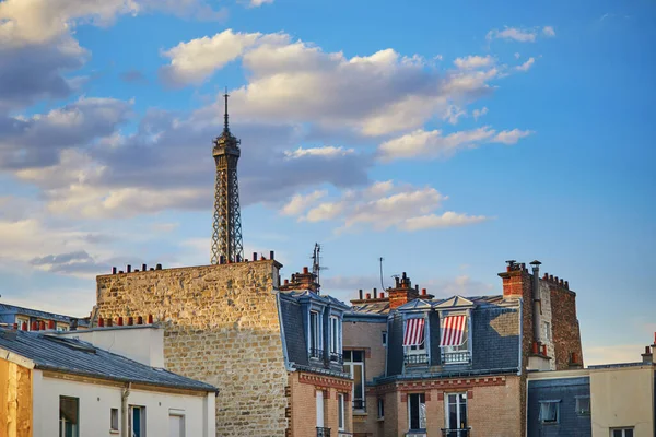 パリの住宅建築物の屋根の上のエッフェル塔の眺め フランス — ストック写真