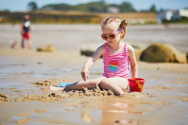 Preschooler Girl Playing Sand Beach Atlantic Coast Normandy France Outdoor — Fotografia de Stock