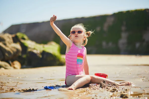 Preschooler Girl Playing Sand Beach Atlantic Coast Normandy France Outdoor — Stock fotografie