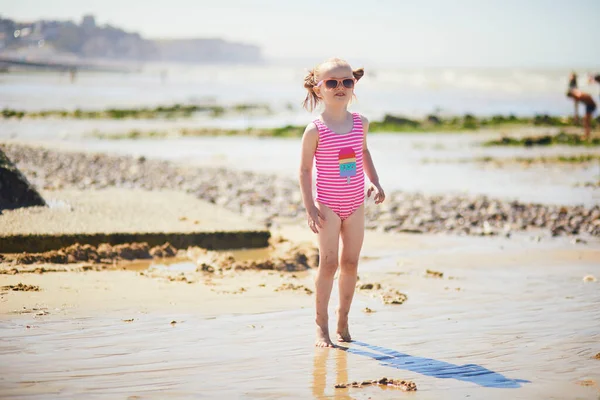 Κορίτσι Του Νηπιαγωγείου Διασκεδάζει Στην Αμμουδιά Στην Ακτή Του Ατλαντικού — Φωτογραφία Αρχείου