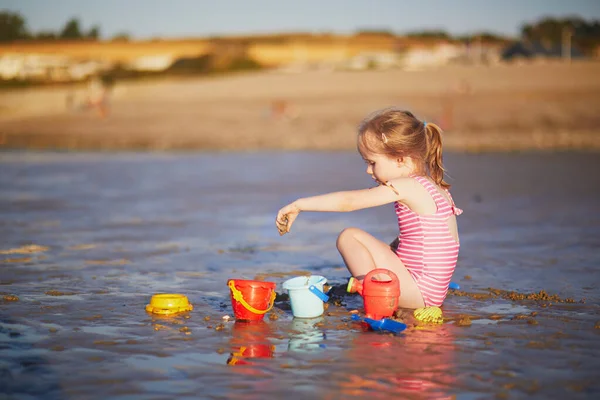 Preschooler Girl Playing Sand Beach Atlantic Coast Normandy France Outdoor — Stock fotografie