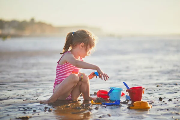 Preschooler Girl Playing Sand Beach Atlantic Coast Normandy France Outdoor — Stockfoto