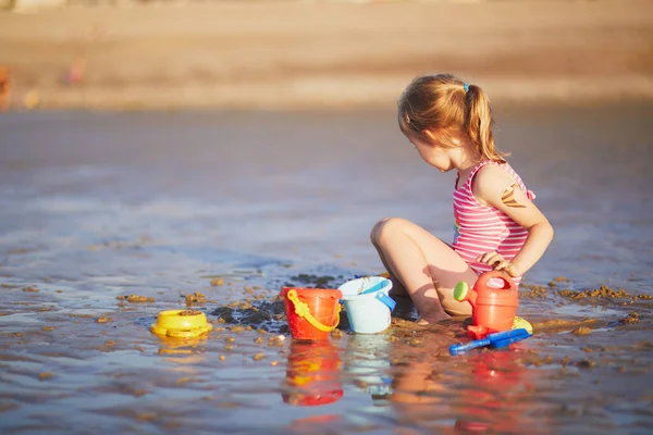 Κορίτσι Του Νηπιαγωγείου Παίζει Στην Αμμουδιά Στην Ακτή Του Ατλαντικού — Φωτογραφία Αρχείου