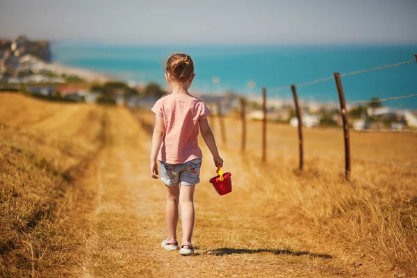 Дівчина Дошкільнята Їде Пляж Атлантичного Узбережжя Нормандії Франція Вихідні Літні — стокове фото