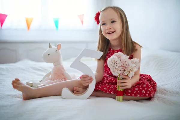 Bedårande Förskoleflicka Röd Klänning Sitter Sängen Med Rosa Hyacinter Och — Stockfoto