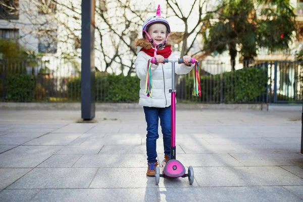Menina Pré Escolar Adorável Montando Sua Scooter Parque Cidade Dia — Fotografia de Stock