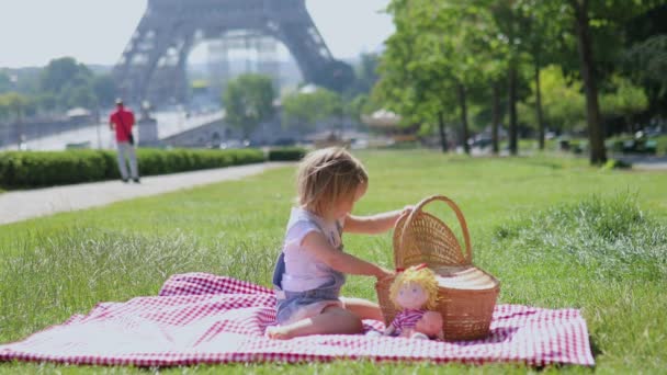 Vrolijk Peutermeisje Picknickt Bij Eiffeltoren Parijs Frankrijk Gelukkige Kind Spelen — Stockvideo