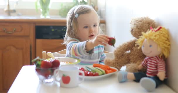 Adorabile Bambina Che Mangia Frutta Verdura Fresca Pranzo Bambola Che — Video Stock