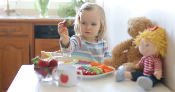 Αξιολάτρευτο Κοριτσάκι Που Τρώει Φρέσκα Φρούτα Και Λαχανικά Για Μεσημεριανό — Αρχείο Βίντεο