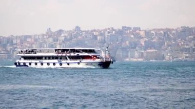 İstanbul, Türkiye - 21 Nisan 2023: İstanbul, Türkiye 'de İstanbul Boğazı' ndan bir yolcu feribotu geçiyor