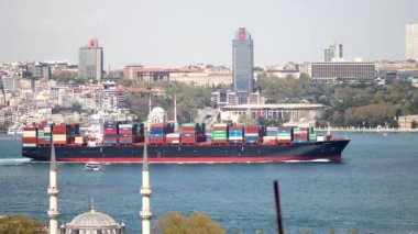 İstanbul, Türkiye - 21 Nisan 2023: Kuru kargo gemisi İstanbul, Türkiye 'de boğazdan geçiyor