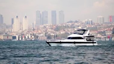 İstanbul, Türkiye 'de İstanbul Boğazı' ndan bir yolcu feribotu geçiyor